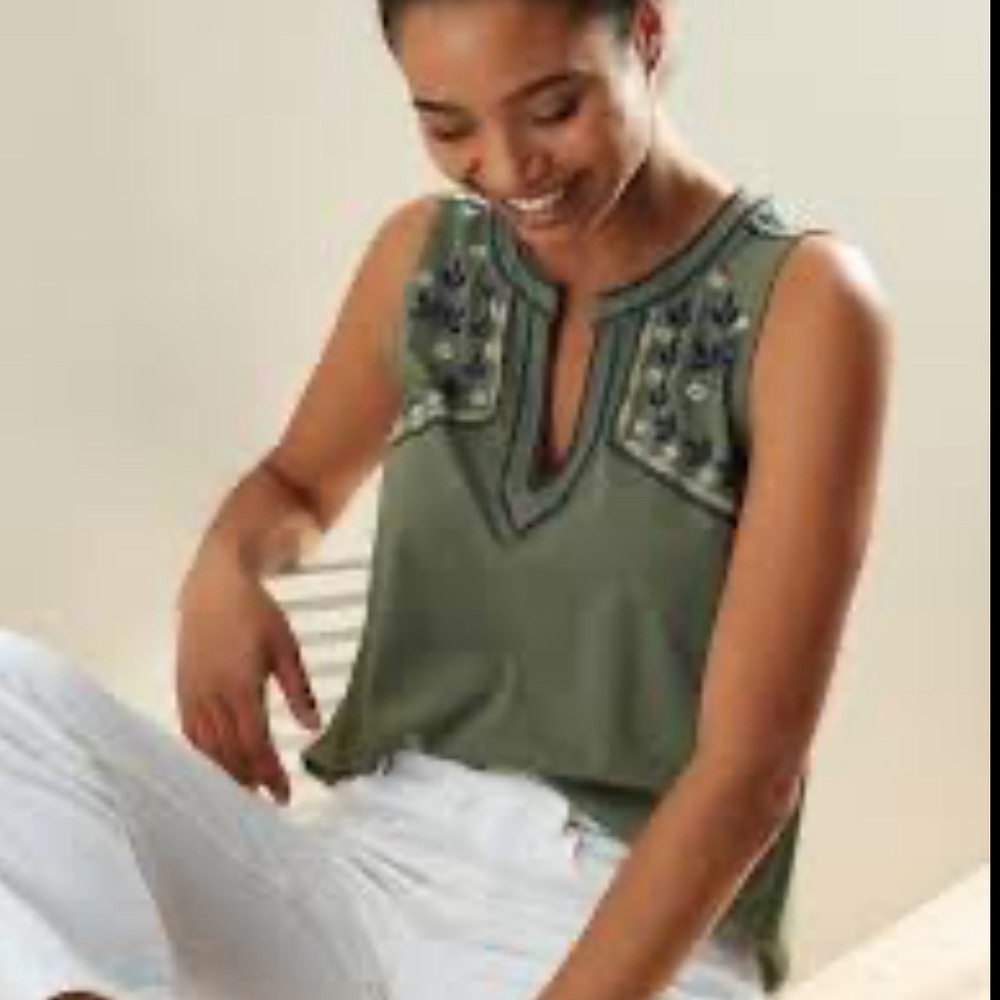 Banana Republic Green Embroidered Sleeveless V-Neck Top Small